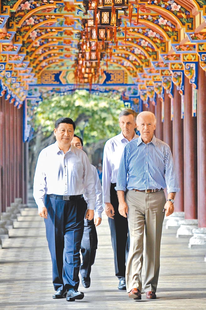 拜登（右）2011年訪陸，與時任國家副主席習近平參觀四川都江堰。（中新社）