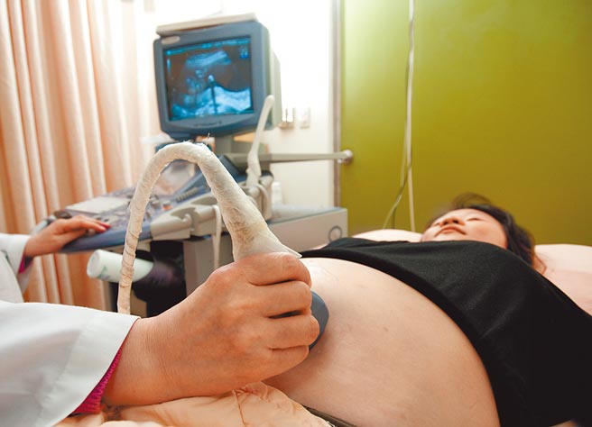 高龄产妇较高风险出现妊娠併发症、死产、胎儿低出生体重等，提醒高龄产妇做好孕期保健，并定期产检。（示意图，非事件当事人）（本报资料照片）