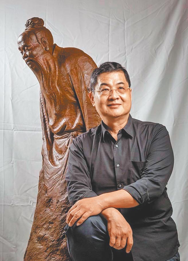 人间国宝木雕大师陈启村，近日荣获文化部「国家工艺成就奖」肯定，为台南市继2010年陶艺大师苏世雄荣获后，第2位获此殊荣的工艺家。（摘自陈启村脸书／李宜杰台南传真）