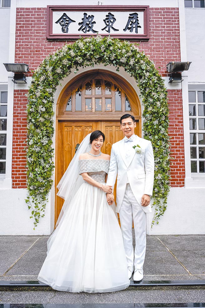 KIMIKO（左）、王家玄昨在屏東教會舉辦婚禮。（STARFiSH提供）