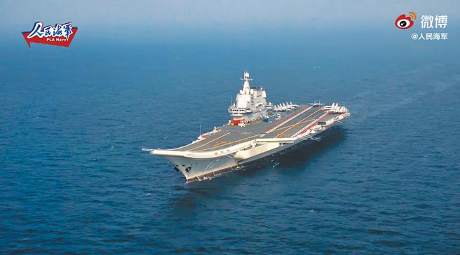 大陆首艘自制航母「山东舰」进行海上试验训练任务。（取自微博＠人民海军）