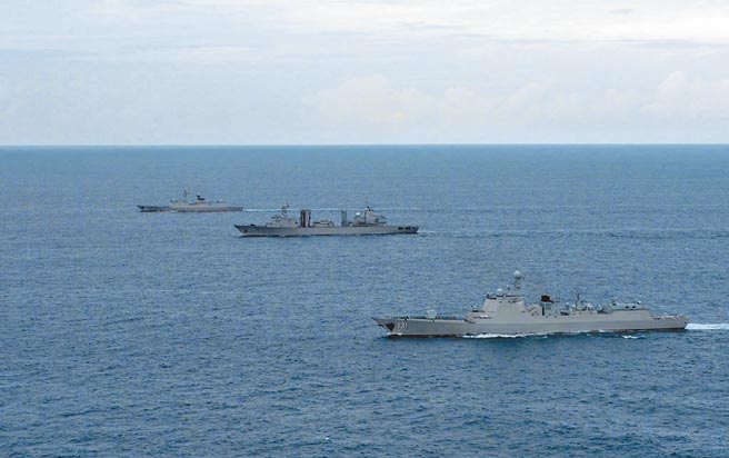 大陆解放军海军在印度洋某海域展开编队训练。（取自微博＠解放军报）