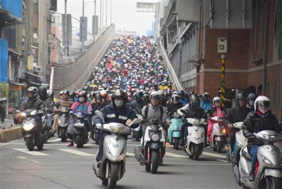 There are many locomotives in Taiwan, but the road design has many pitfalls that are unfavorable for the locomotives.  (Photo at half time)