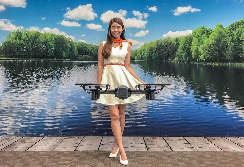 工研院「無人機AI美學攝影技術」，模特兒在美景前擺好姿勢，無人機會自動找到最佳取景角度，拍下美美的照片。（羅浚濱攝）