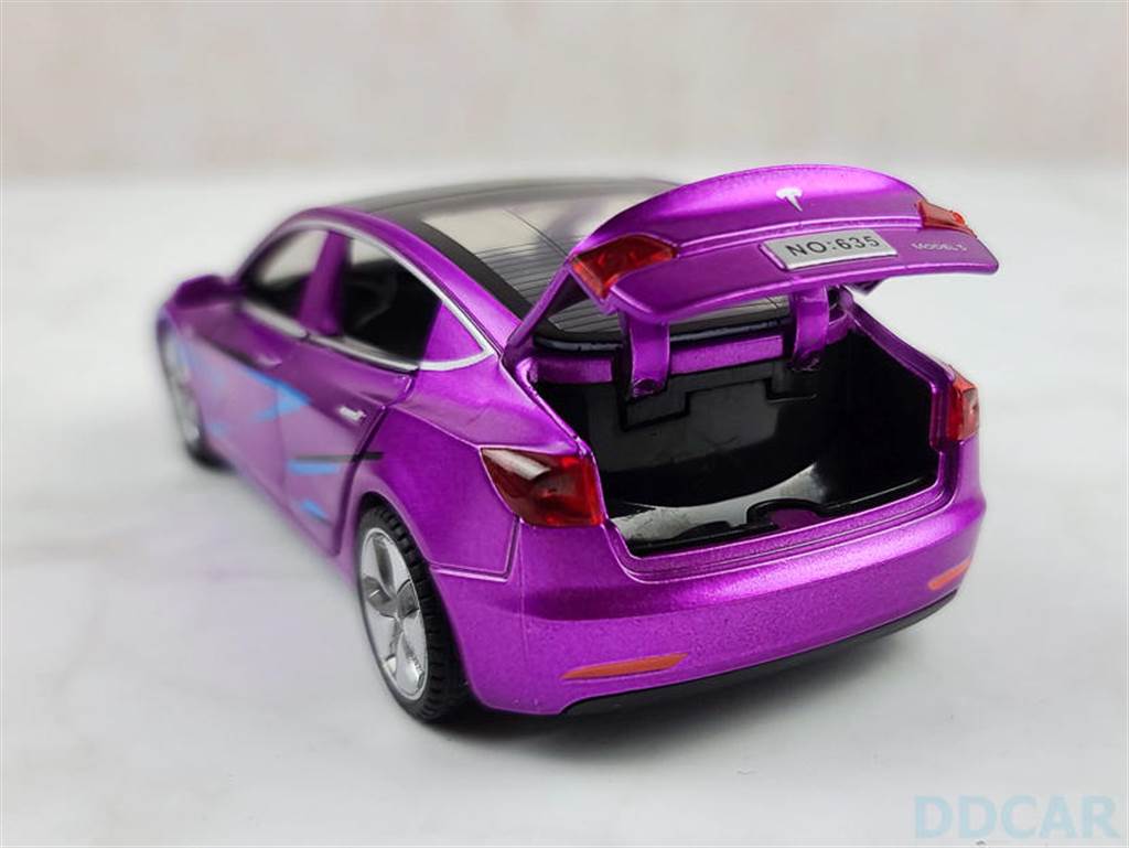 【新玩具開箱】三百有找的 Model 3 聲光迴力車：會動會閃又會叫，「奇幻紫」稀有同步登台！