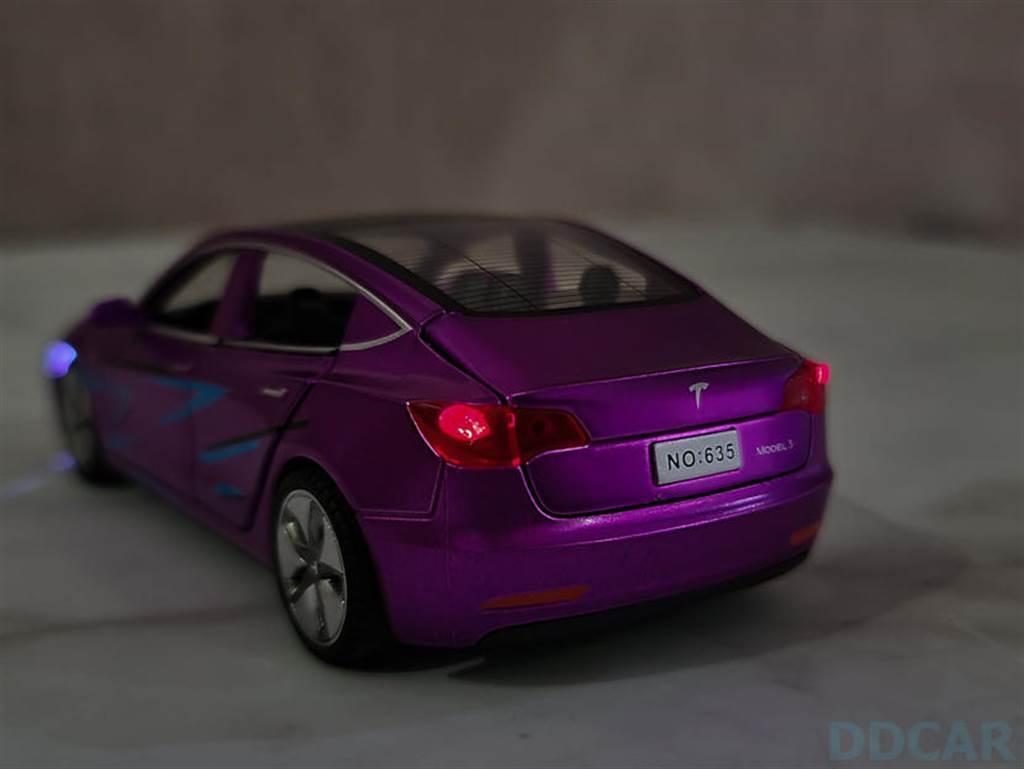 【新玩具開箱】三百有找的 Model 3 聲光迴力車：會動會閃又會叫，「奇幻紫」稀有同步登台！
