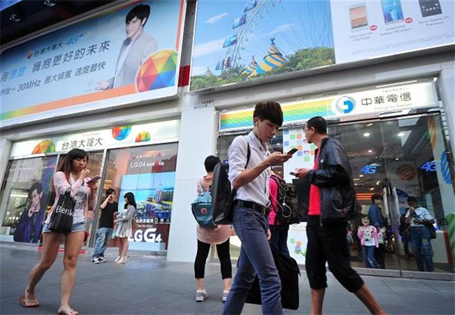 双11开抢！5大电信超杀优惠曝光，5G吃到饱砍到149元。（资料照/刘宗龙摄）