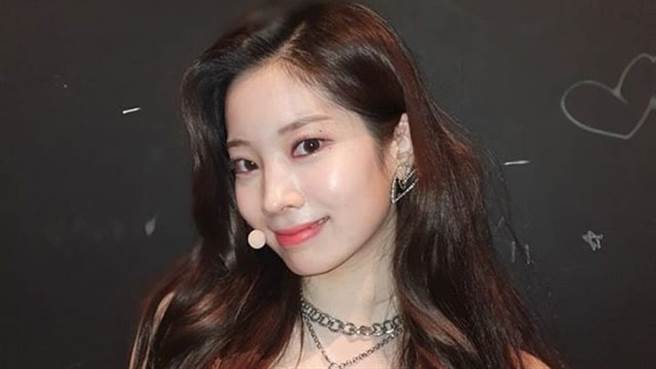 TWICE多贤秋冬超应景穿搭 暖杏色毛衣化身甜软女孩（图／IG@ twicetagram）