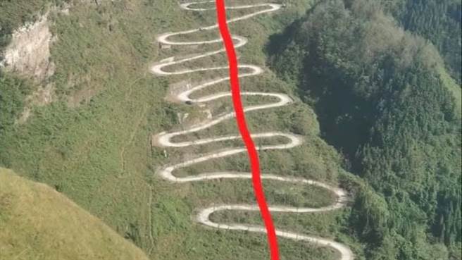 一名女网友问及「为何山路部铺成直的」，意外引发不少网友热烈讨论。（图／翻摄自爆废1公社）