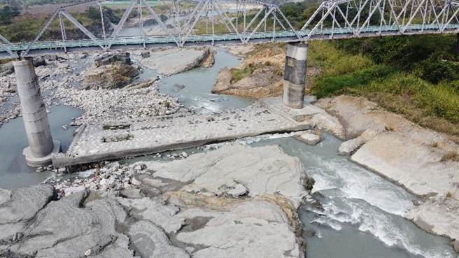 花梁钢桥P4、P5桥墩施工前外观为混凝土。（台中市观旅局提供／王文吉台中传真）