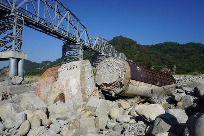 花梁钢桥编号P4桥墩600吨，横倒后断成两截。（本报资料照片）