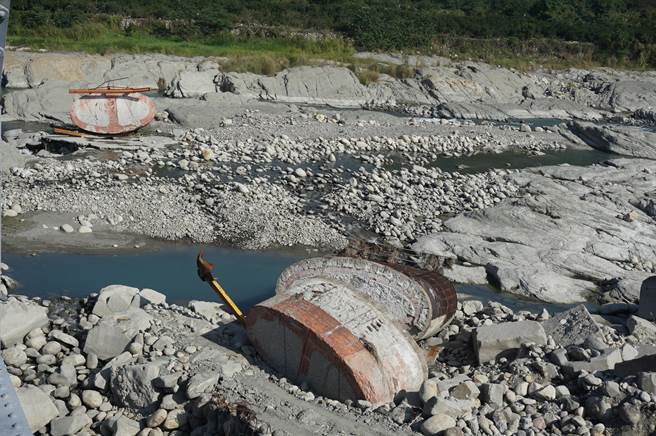 花梁钢桥编号P4桥墩600吨，横倒后断成两截，编号P5桥墩重达800多吨，倾斜后不久也横倒溪床。（本报资料照片）