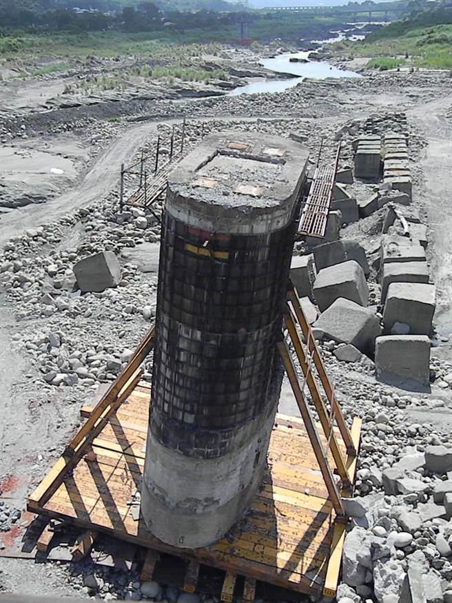 花梁钢桥整修期间，编号P5桥墩不敌洪水冲刷而倾斜，不久也横倒溪床。（本报资料照片）