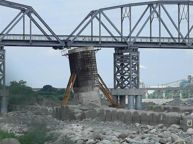 花梁钢桥整修期间，编号P5桥墩不敌洪水冲刷而倾斜，不久也横倒溪床。（本报资料照片）