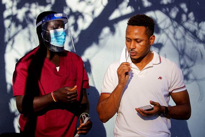 美国于10日单日新冠确诊数破20万，首次住院人数也超过6万人，双双创疫情以来新高，拜登的疫情顾问欧斯特荷姆示警，接下来3至4个月，美国将进入「新冠地狱」，是至今最黑暗的时刻。（图／路透社）