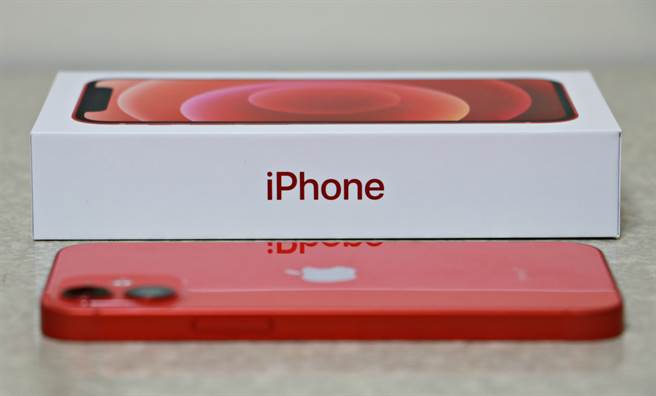 iPhone 12 mini PRODUCT RED（紅色）與包裝盒。（摘自蘋果官網）