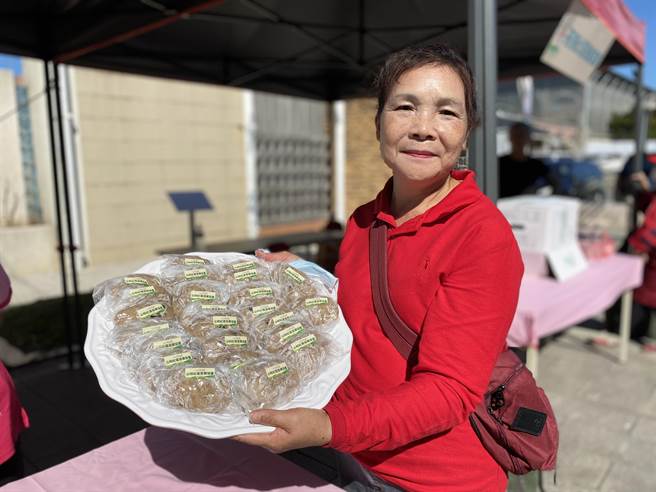 山柑社区端出利用苑里糯米和蓬莱米制作的手工芋粿，香味扑鼻。（巫静婷摄）