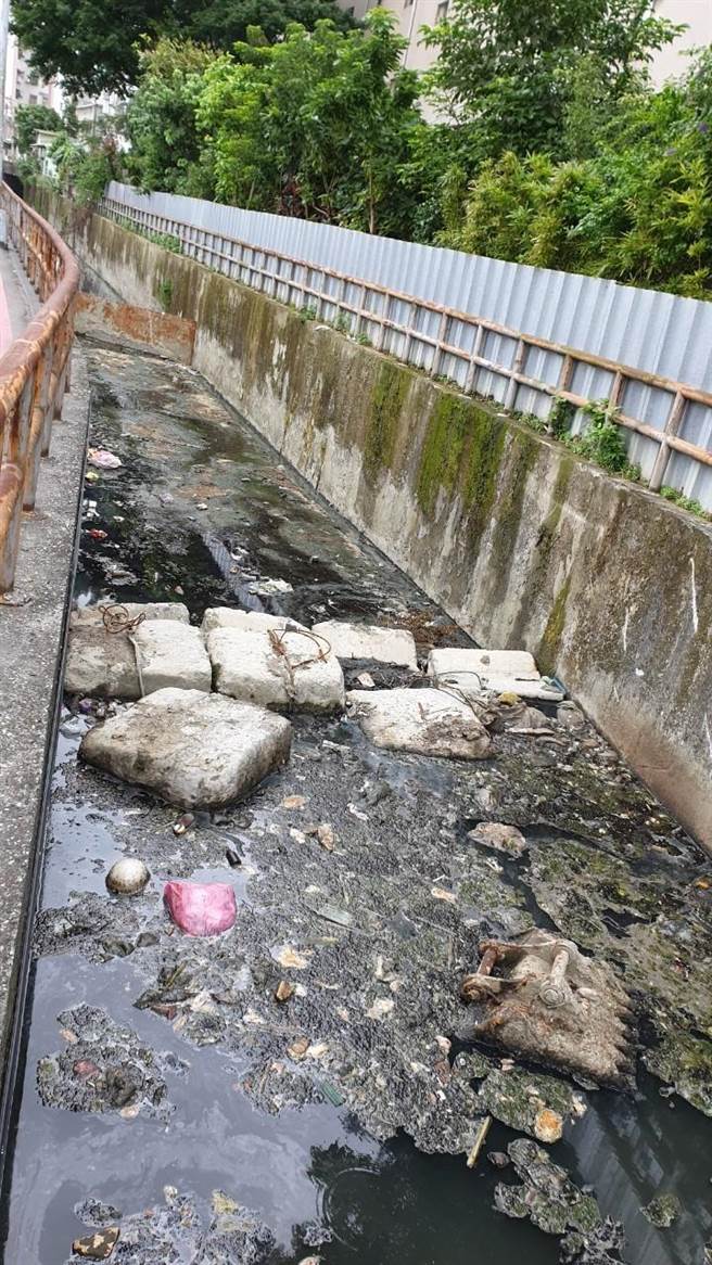施工單位將清淤工具棄置在水溝內，讓垃圾更容易堆積在內，引起陣陣惡臭。（蔡健棠服務處提供／李俊淇新北傳真）