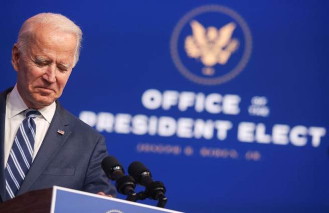 美國大選落幕後，現任總統川普拒不認輸，拜登的政權交接程序也無法正式啟動。不過，拜登團隊已於當地時間10日宣布了１份長達500人的過渡團隊名單，表示交接工作已經開始。(路透)
