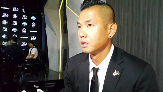 黑人感谢爱妻范范的支持。（吴维书摄）