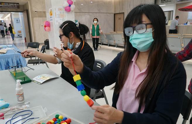 國際糖尿病日，大里仁愛醫院11日舉行「控糖三二一」活動，並進行闖關遊戲，讓民眾體驗糖尿病者視力模糊現象及營養六大類攝取的認識。（黃國峰攝）