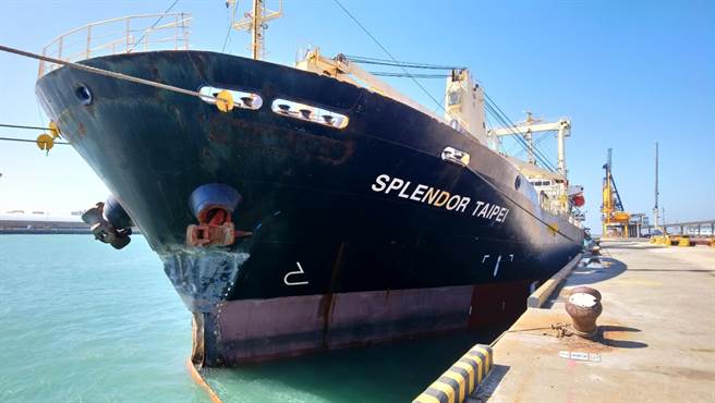 荣茂轮10日在台中港卸完钢料出港时撞上南外堤内侧，造成船艏左舷凹陷长达10公尺，船艏前尖舱破裂进水。（陈淑娥摄）