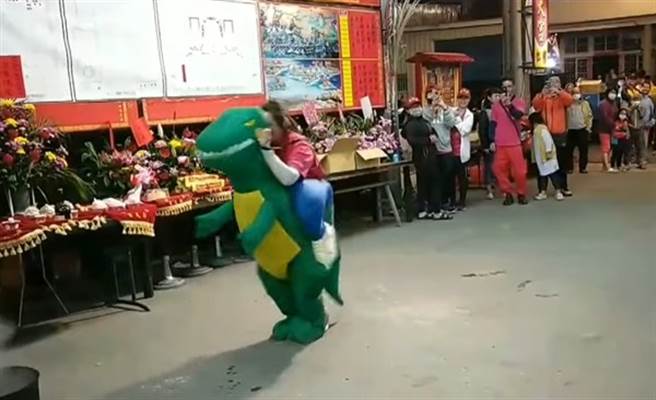 女信徒穿恐龙装跳舞还愿（图片取自/螺新天宫新社妈脸书）