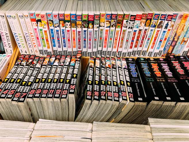 有民眾好奇，超商內書籍區除了當期雜誌外，其他書是否真的有人會買？網友則透露，超商書及在一些情況下，其實非常實用。(示意圖/Shutterstock)