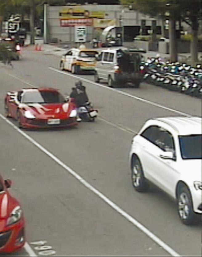 台中市西屯区10日下午，发生女机车骑士因外套卷入机车底的散热风扇，造成机车滑倒，不偏不倚擦撞上停等红灯、市价约1485万的红色法拉利F8 Tribut跑车，女骑士手脚擦挫伤，但擦撞法拉利「赔大了」，原厂估算修车费约120万。惊方初判责任在女骑士，肇事原因还要进一步调查厘清。（图：民眾提供 文：卢金足）