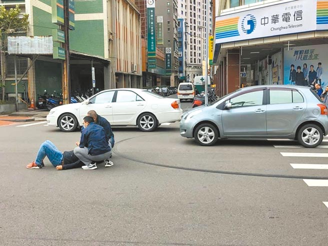 新竹市马姓侦查佐10日上午执行勤务走过行人穿越道时，遭汽车撞飞。（民眾提供／邱立雅竹市传真）