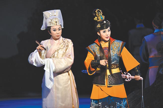 《流星》由团长陈昭婷（右）主演，传统戏剧无敌小生孙翠凤（左）压轴客串，堪称是最吸睛的路人甲。（明华园总团提供）