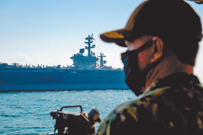 11月8日，美国海军第5舰队司令塞缪尔·帕帕罗（Samuel Paparo）副海军上将于波斯湾望着尼米兹号航空母舰（CVN-68）。（取自美国海军研究协会新闻）