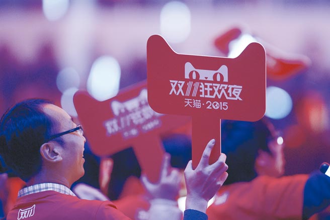 双十一晚会成为购物狂欢盛宴的标配，电商巨头的战火蔓延到卫视频道。（新华社资料照片）