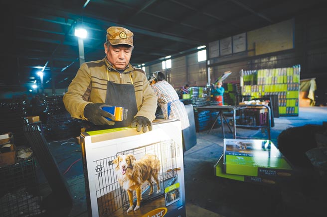 河北一宠物用品公司工人在生产宠物笼具。（新华社资料照片）