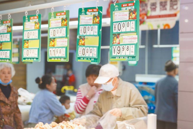 江西省南昌市一家超市内，市民正在购物。（中新社）