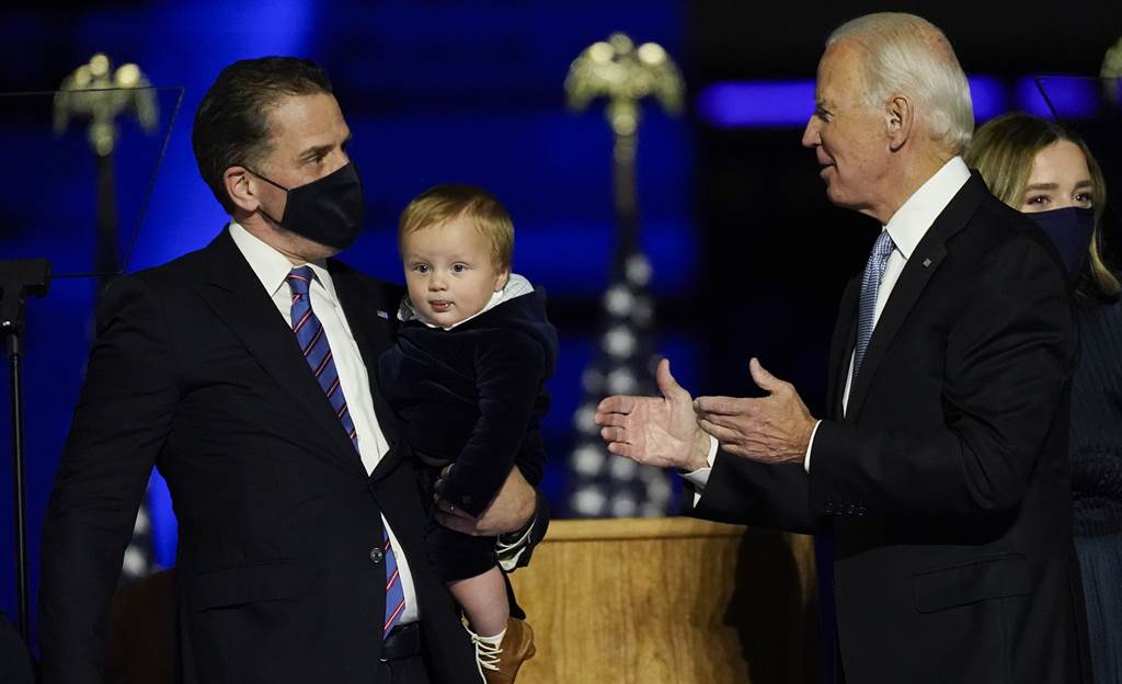 美国总统当选人拜登7日于家乡德拉瓦州威明顿（Wilmington）宣布胜选后，在台上和抱着小儿子的次子韩特等家人在台上庆祝。（美联社）(photo:ChinaTimes)