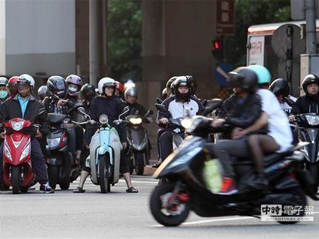 新竹风大出名，骑车常常被吹歪，不少外地人初来乍到时都相当不适应 (示意图／本报资料照)