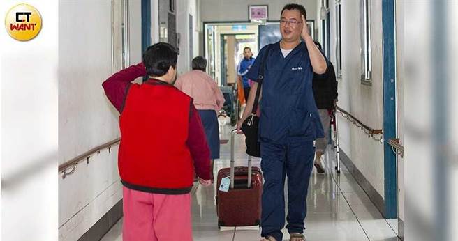 诚信爱心家园的同学们和简志成感情深厚，他要离开时，还会向他敬礼致意。（图／黄威彬摄）