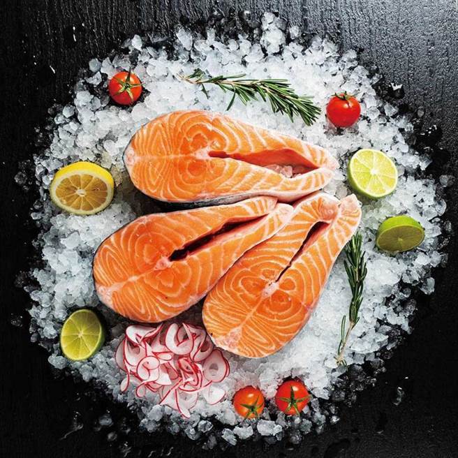 想要預防乾眼症，可多攝取好的油脂食物，例如堅果、鮭魚等，才能讓瞼板腺分泌清澈的油脂，滋潤眼球。（圖／123RF）
