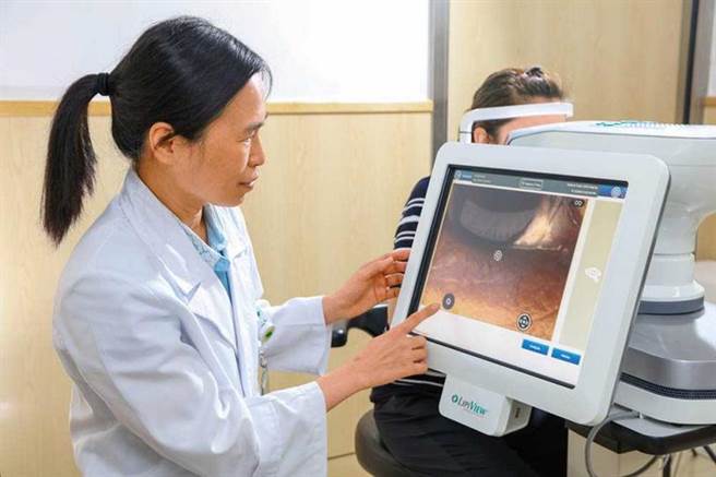 國泰醫院眼科醫師杜培寧指出，最新的「眼表面干涉儀」可檢查瞼板腺分泌是否正常，也能觀察眨眼次數與方式。（圖／國泰醫院提供）