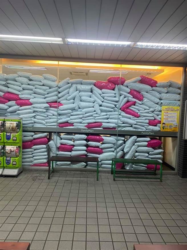 雙11包裹堆積在超商之中，看上去像是一片牆。（圖／翻攝自爆廢1公社）