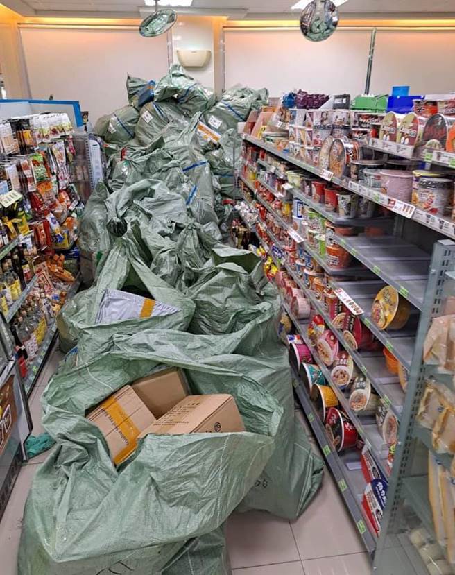 雙11包裹淹沒超商，堆滿整個走道，幾乎看不見結帳櫃台。（圖／翻攝自爆怨1公社）