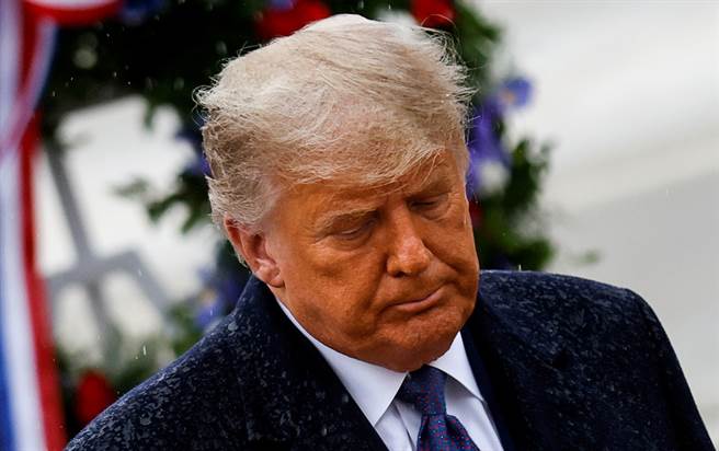 美国总统川普11月11日趁着退伍军人节，在维吉尼亚州阿灵顿国家公墓（Arlington National Cemetery）向阵亡将士献上花圈后，准备离开的神情。（路透）