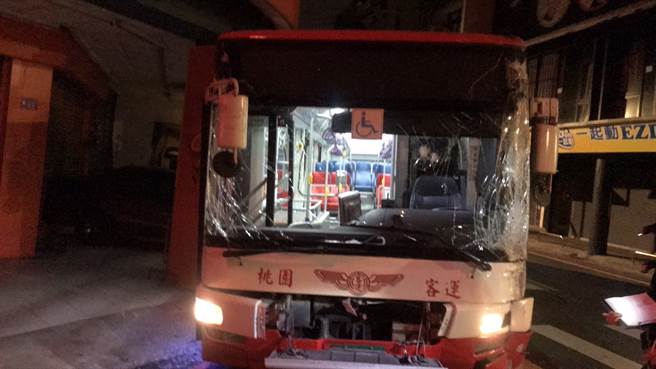 19岁男夜闯总站偷开走桃园客运，沿途连续撞车遭警方破窗逮补。(黄婉婷翻摄)