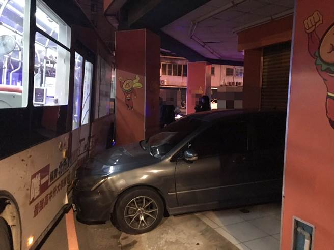 19岁男夜闯总站偷开走桃园客运，沿途连续撞车遭警方破窗逮补。(黄婉婷翻摄)