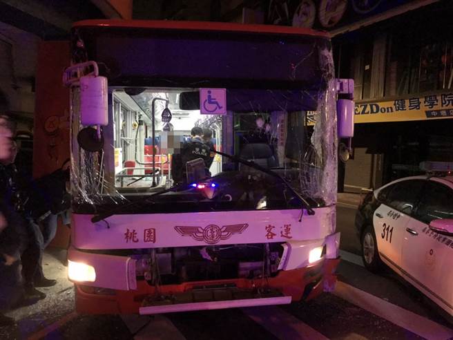 19岁男夜闯总站偷开走桃园客运，沿途连续撞车遭警方破窗逮补。(黄婉婷翻摄)