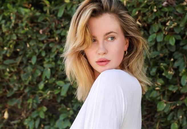 「川普女儿」比星妈金贝辛格辣 把选战贴纸当胸贴。(图/ 
艾尔兰鲍德温IG@irelandbasingerbaldwin)
