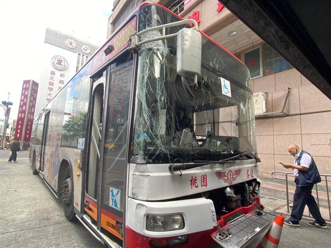 中坜今天凌晨发生一起公车窃案。（黄婉婷摄）