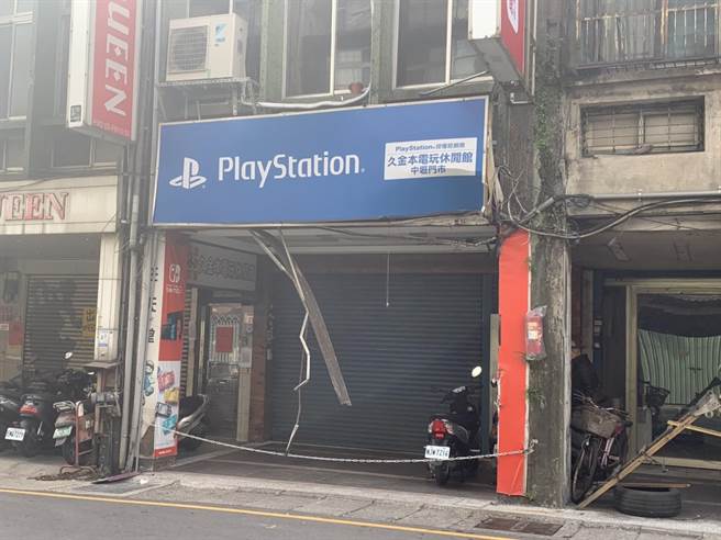 路边玩具店招牌也不幸遭殃。（黄婉婷摄）