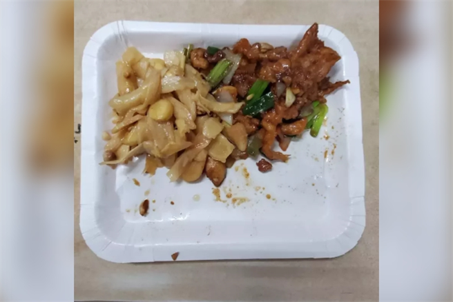 吃自助餐以為「大頭菜」夾整盤，他一咬崩潰網友笑噴。(圖/擷自臉書爆怨2公社)